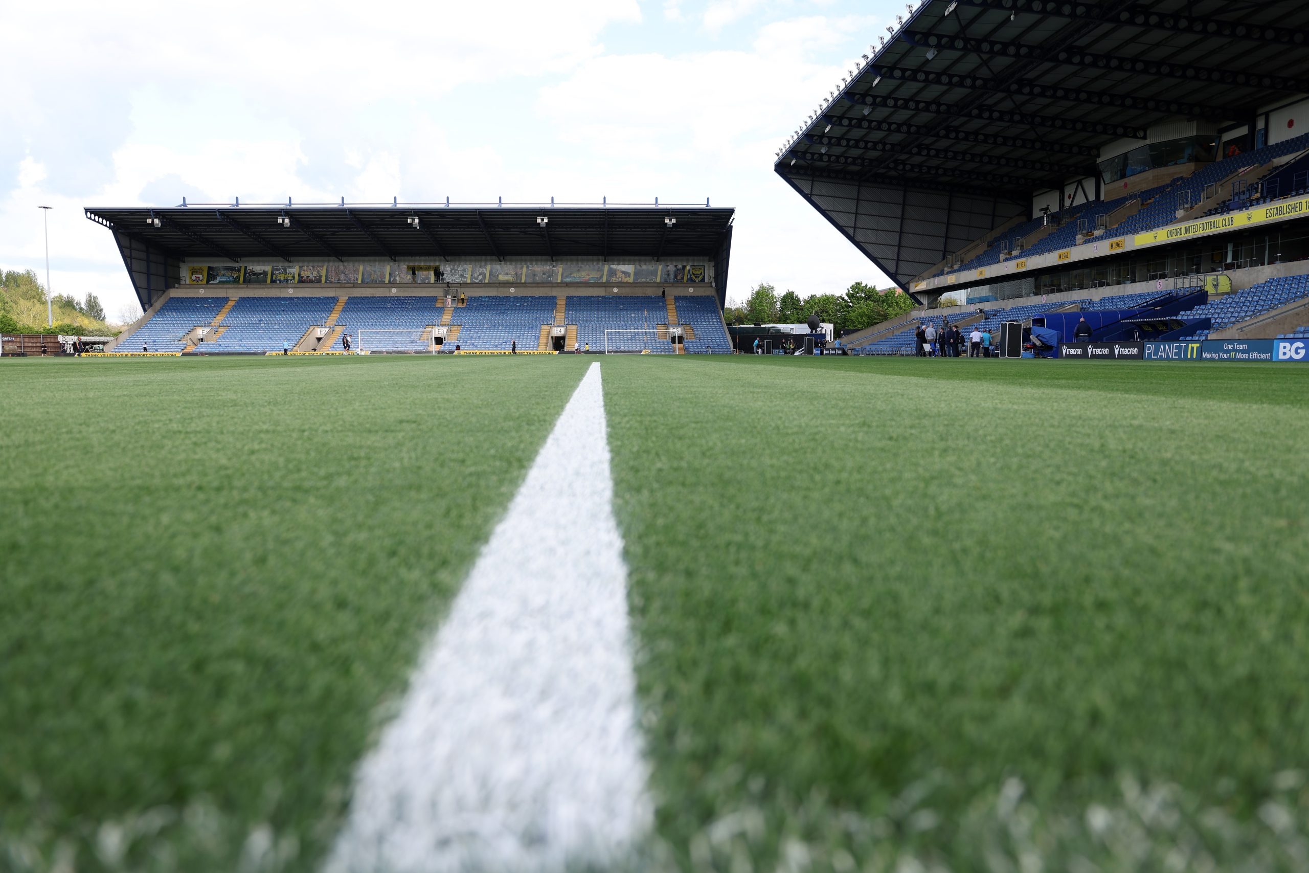 oxford-united-v-peterborough-united-1st-leg-play-off-semi-final-efl-sky-bet-league-one-23-24-football-kassam-stadium-oxford-uk-19-apr-2024