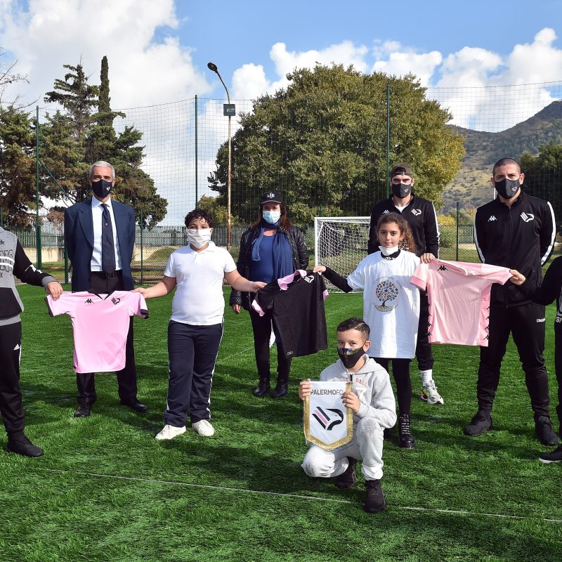 scuola-falcone-quartiere-san-filippo-neri-cerimonia-consegna-campo
