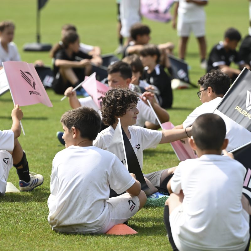 bambini e ragazzi con pallone su campo da calcio durante il Palermo Summer Camp