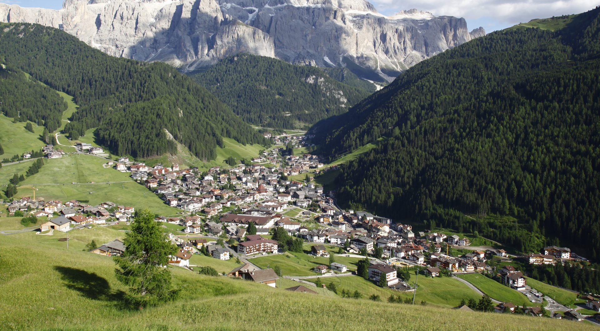 panorama-photo-of-selva-val-gardena-with-view-on-the-sella-massif-2