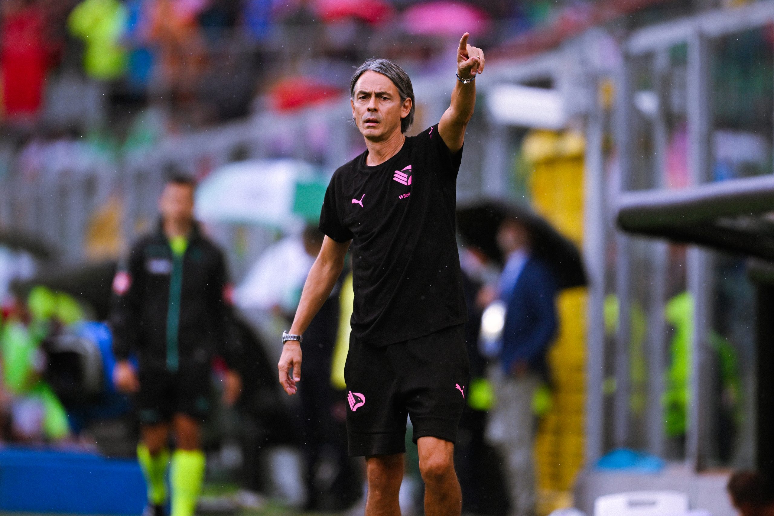 Palermo beat Carrarese 2-1 to stay top of Serie B